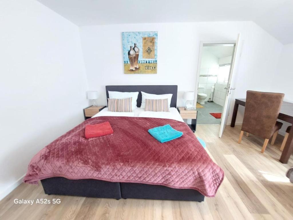 Deluxe Dreibettzimmer mit Bad, Dusche und WC